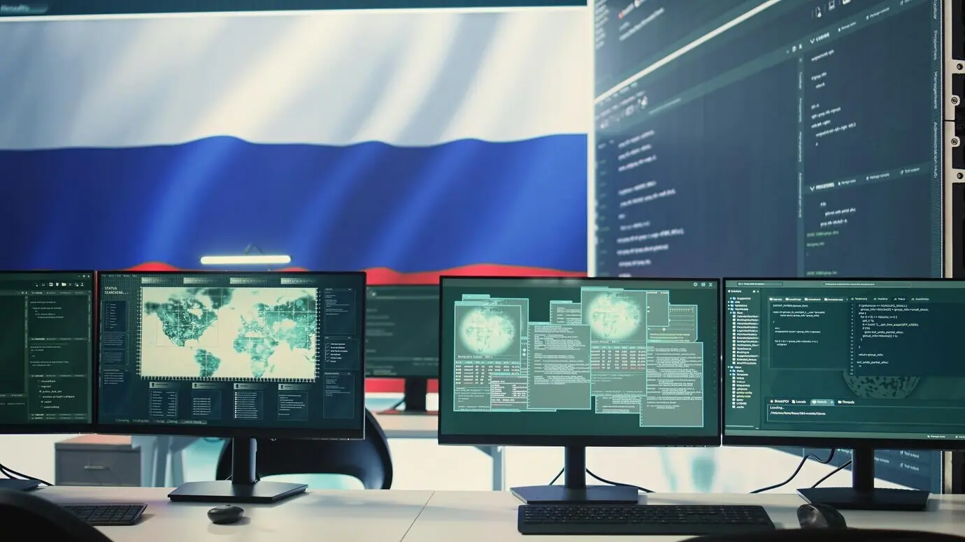 Sala de hackeo gubernamental vacía que muestra una bandera rusa.