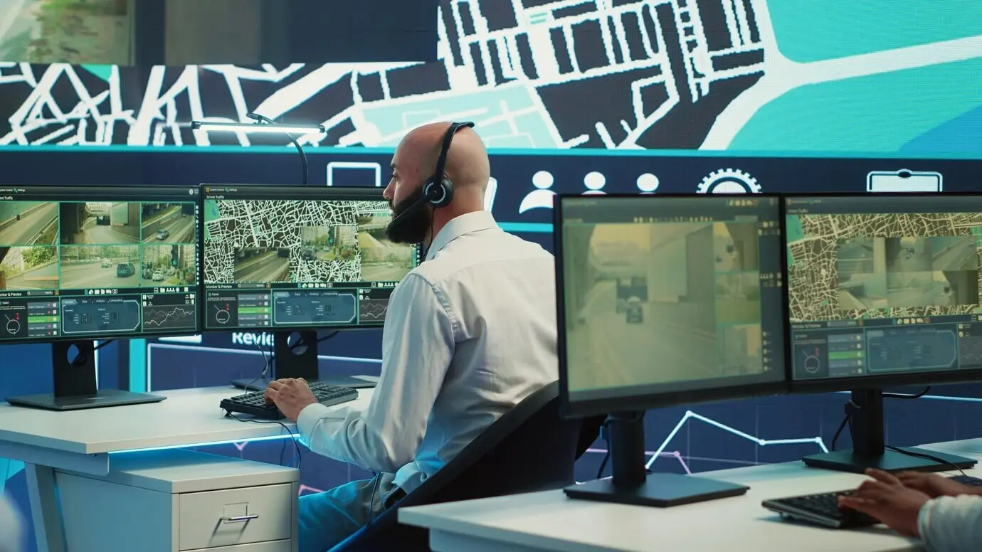 Empleados diversos siguiendo la ruta de entrega a través del tráfico de la ciudad