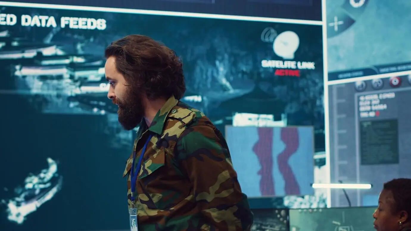 Un sargento de Estado Mayor informa a su equipo de soldados del ejército sobre los detalles de una nueva misión.