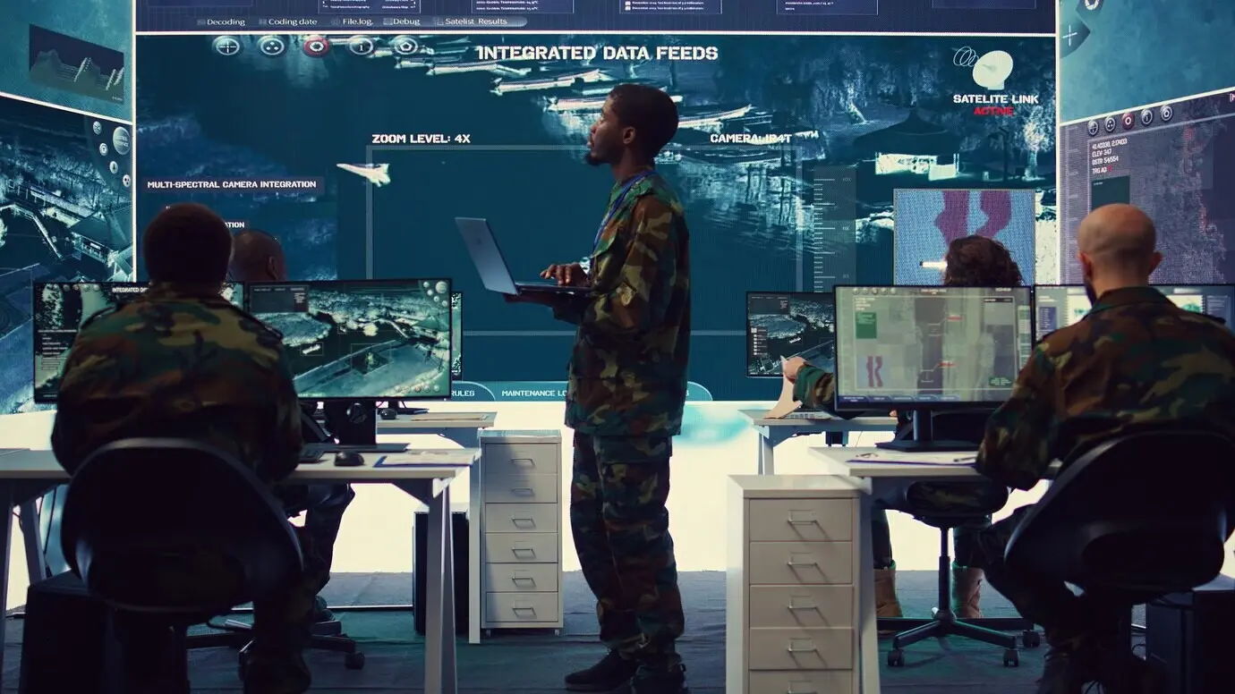 Técnico de mantenimiento de aeronaves coordinando apoyo aéreo para brindar asistencia.