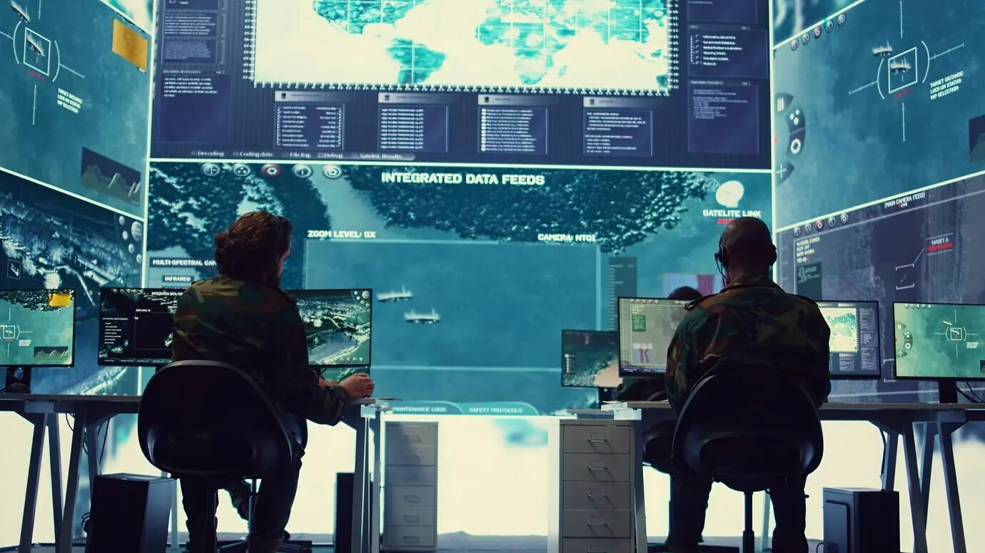 Un equipo de soldados rasos opera sistemas de radar para detectar y rastrear aeronaves enemigas.