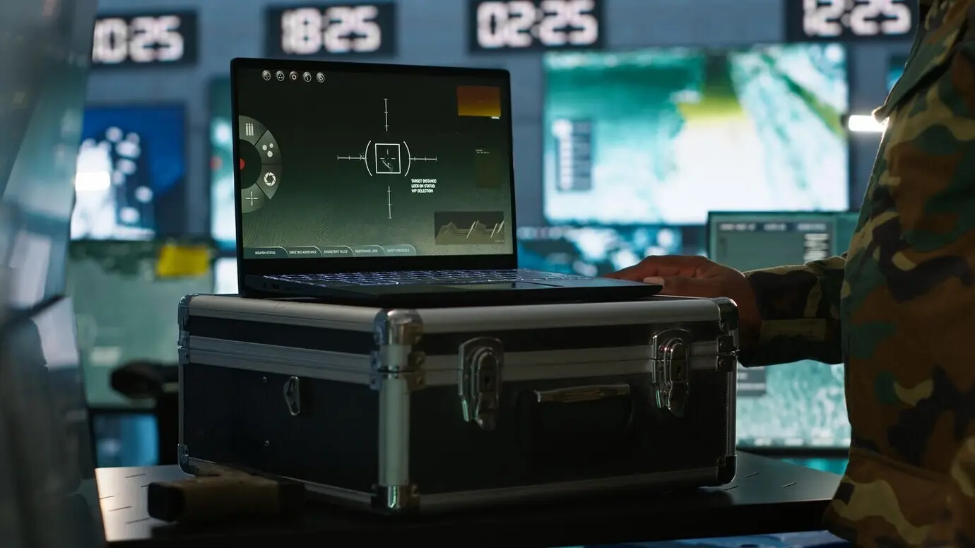 Oficial de la fuerza aérea realizando vigilancia a nivel táctico en la sala de mando.